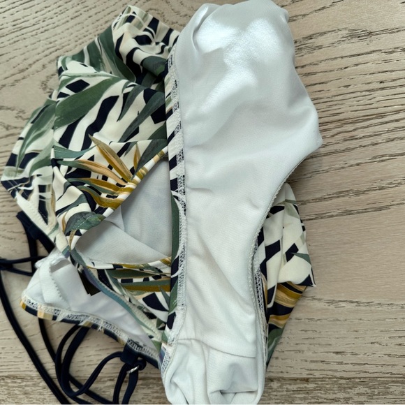 Hurley Ladies' One-Piece Swimsuit, UPF
50+, Cayman Palms, Size L - Picture 8 of 8